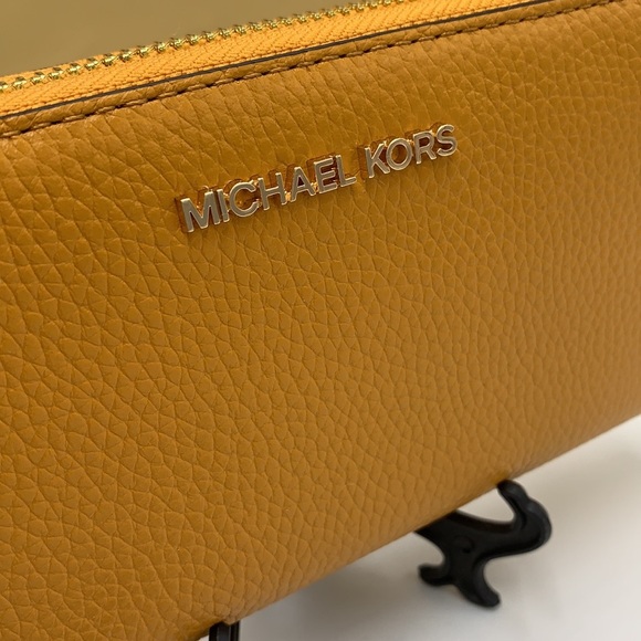 MICHAEL KORS LARGE TRAVEL CONTINENTAL WRISTLET WALLET MARIGOLD COLOR
NWT - Picture 9 of 16